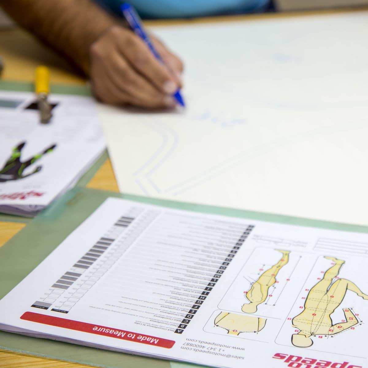 specialdesignade läderkläder